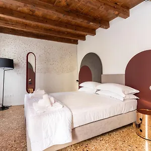 palazzo-miracoli-apartments.hotelinveneto.com/